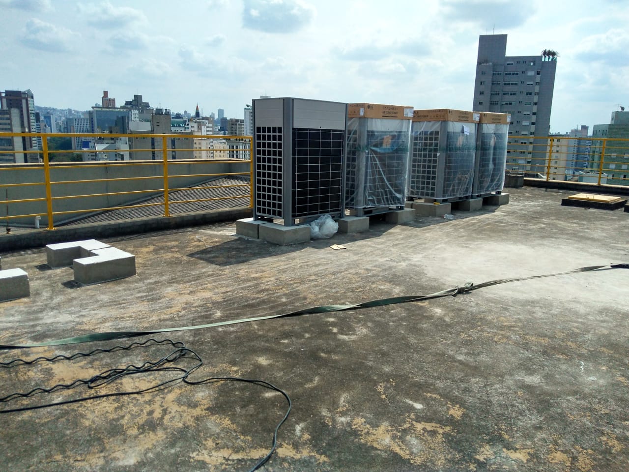 Içamento de Chillers sem utilização de guindastes.