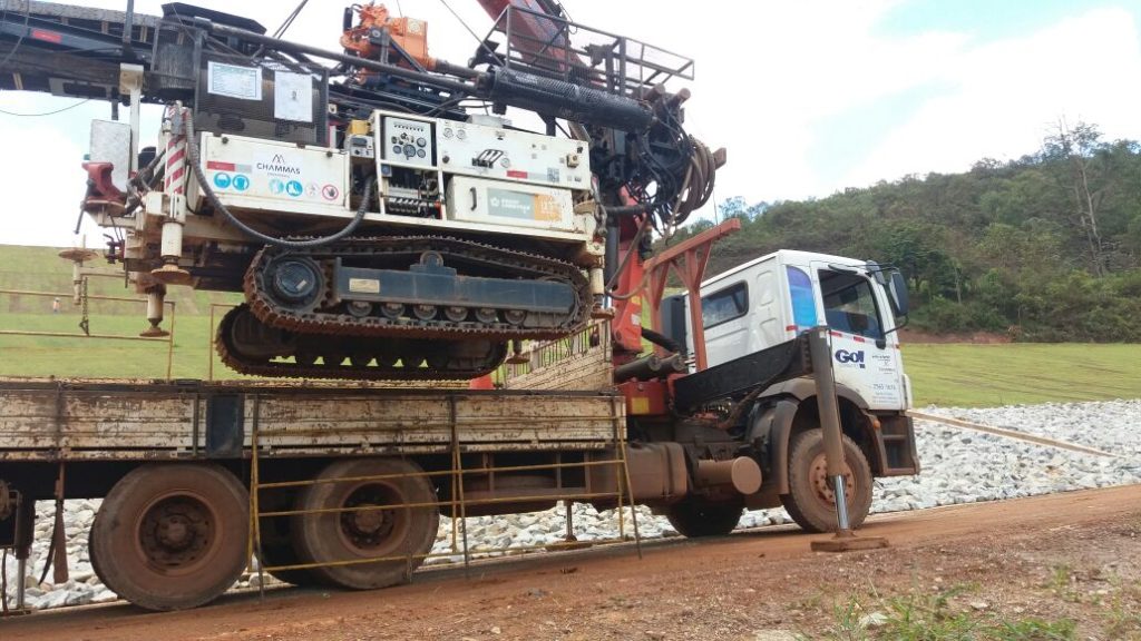Locação de Caminhão Munck traçado com retarder e controle remoto para Mineração